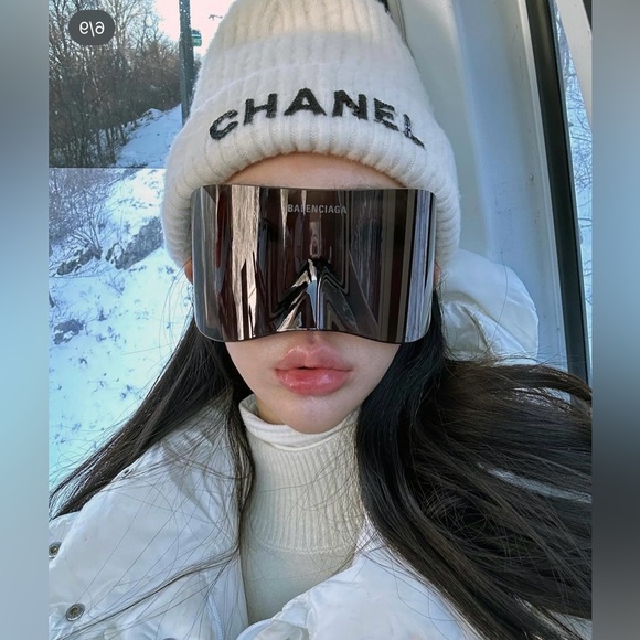CHANEL LOGO Beanie in White Cashmere - Picture 5 of 5